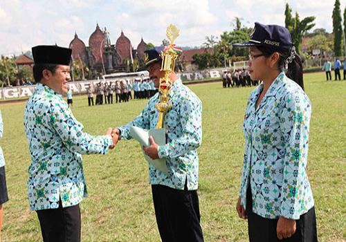 Penyerahan Piala Tarik Tambang