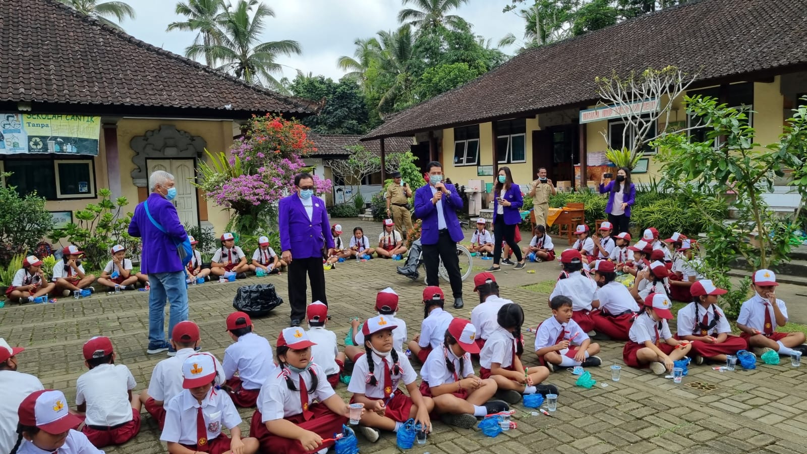 "DUKUNG DIGELARNYA SIKAT GIGI MASSAL PEMKAB BANGLI EDUKASI ANAK AKAN PENTINGNYA SIKAT GIGI"