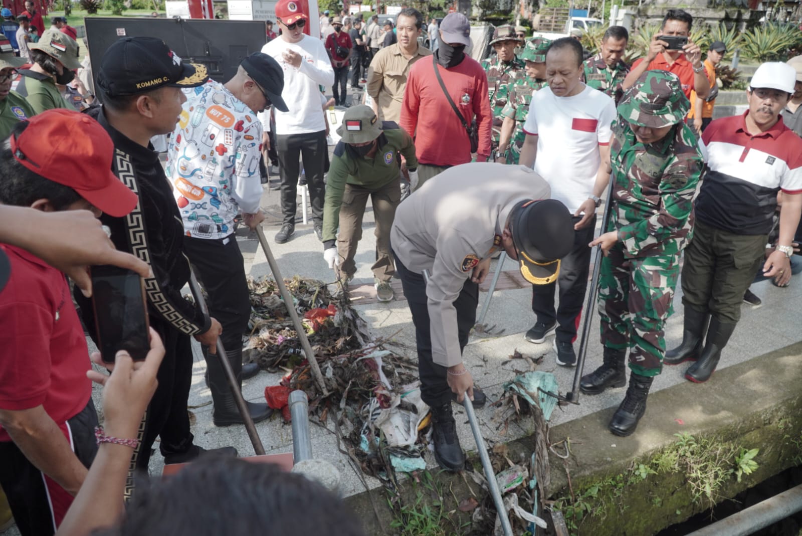 BANGLI GENCARKAN "GOTONG ROYONG SEMESTA BERENCANA": BERSIH-BERSIH SUNGAI DAN PENANAMAN POHON SERENTAK