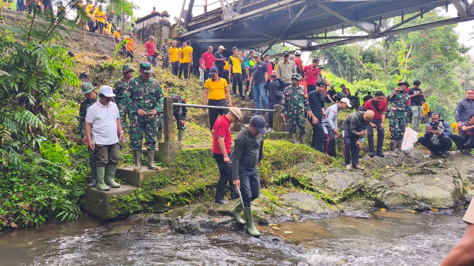 Pimpin Gerakan Bali Bersih Sampah, Bupati Sedana Arta Fokuskan Pembersihan Sungai dan Danau di Bangli