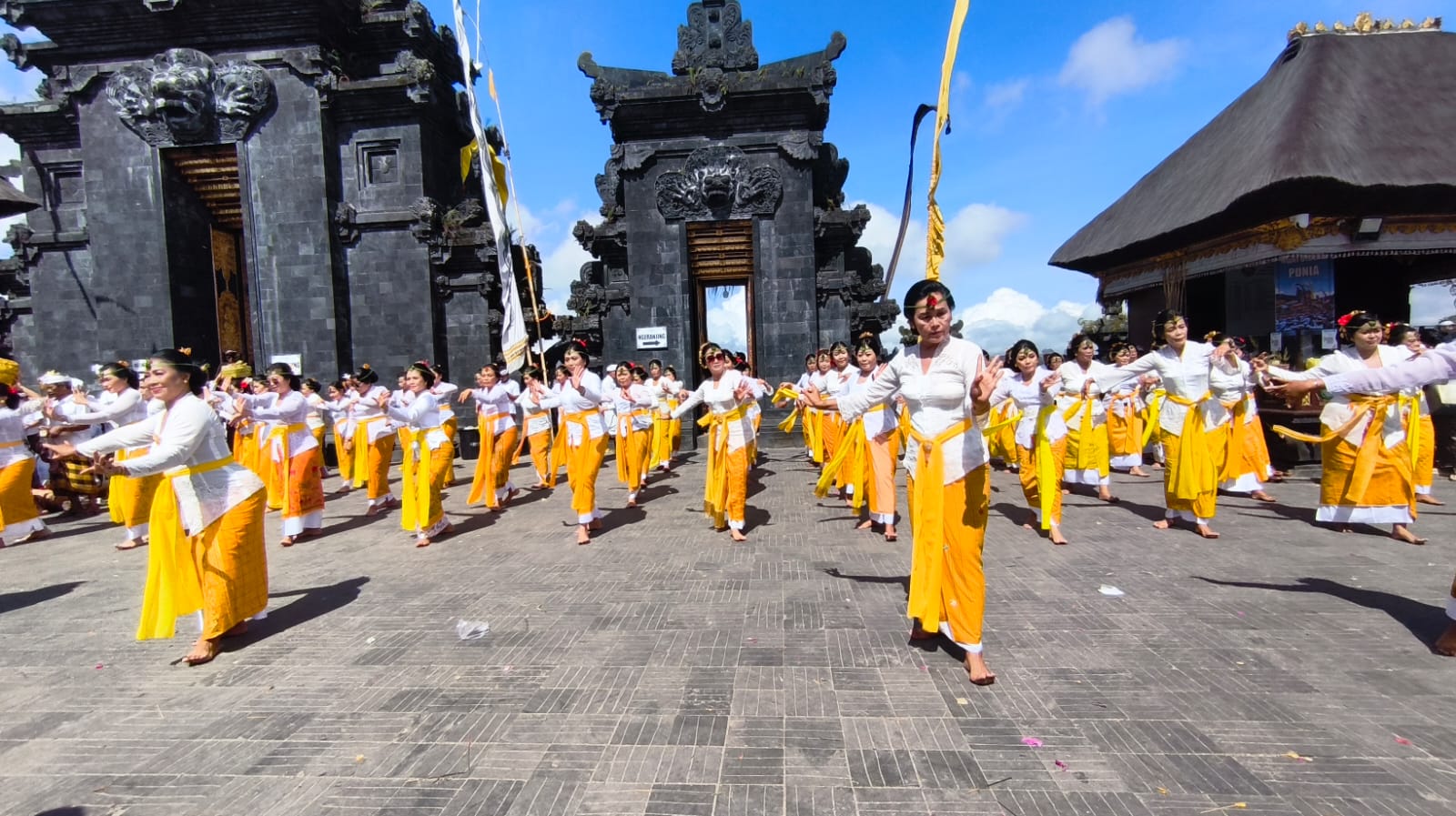 Pemkab Bangli Gelar Bhakti Penganyar di Pura Agung Besakih serangkaian Karya Ida Betara Turun Kabeh. 